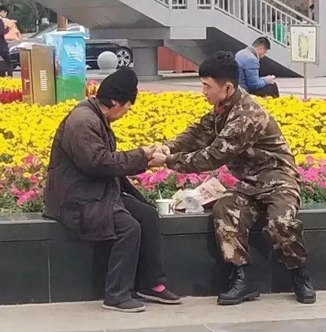 2017年刷曝朋友圈的十五大感人瞬間,不能看,真的會哭!